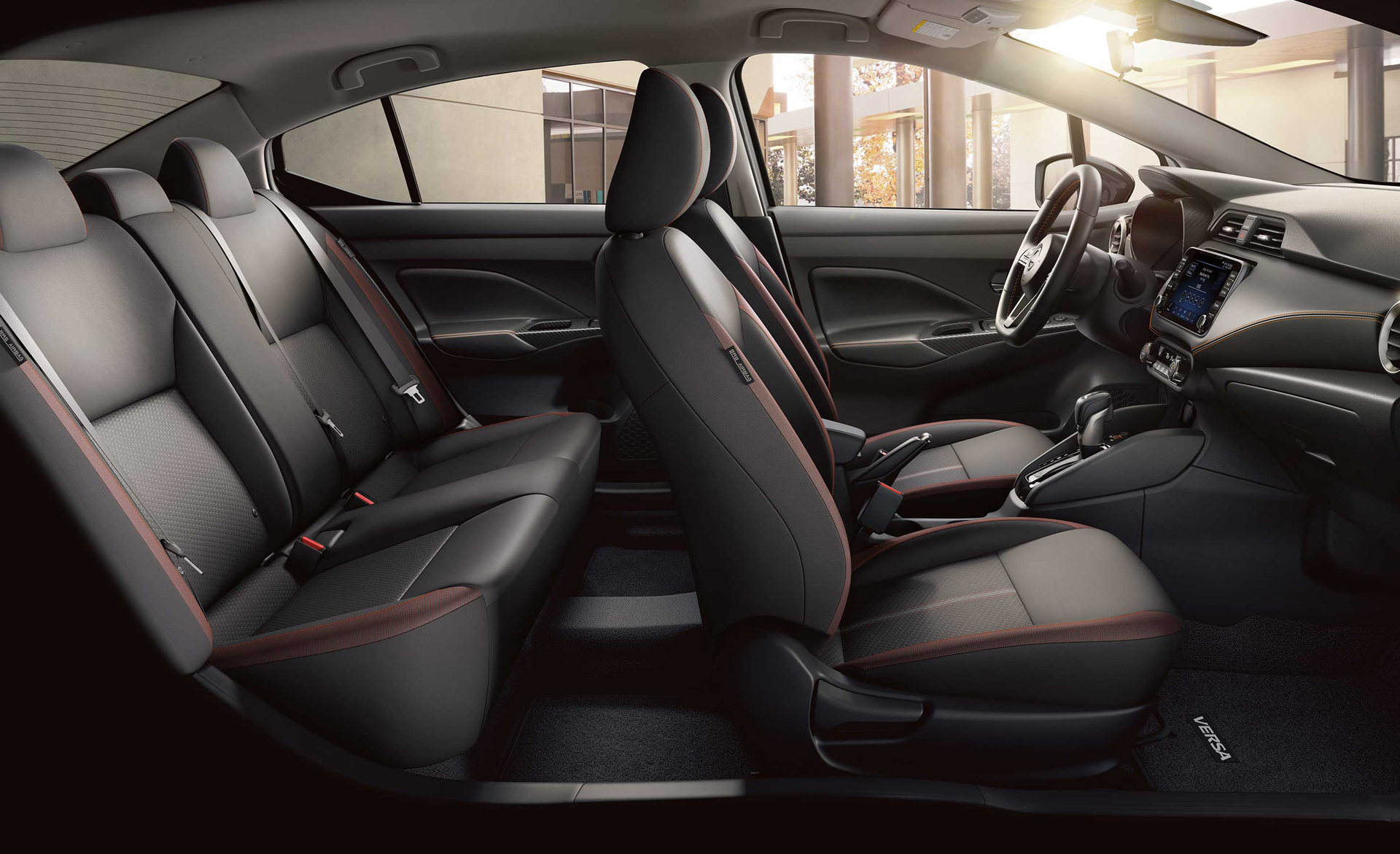 Auto moderno en carretera