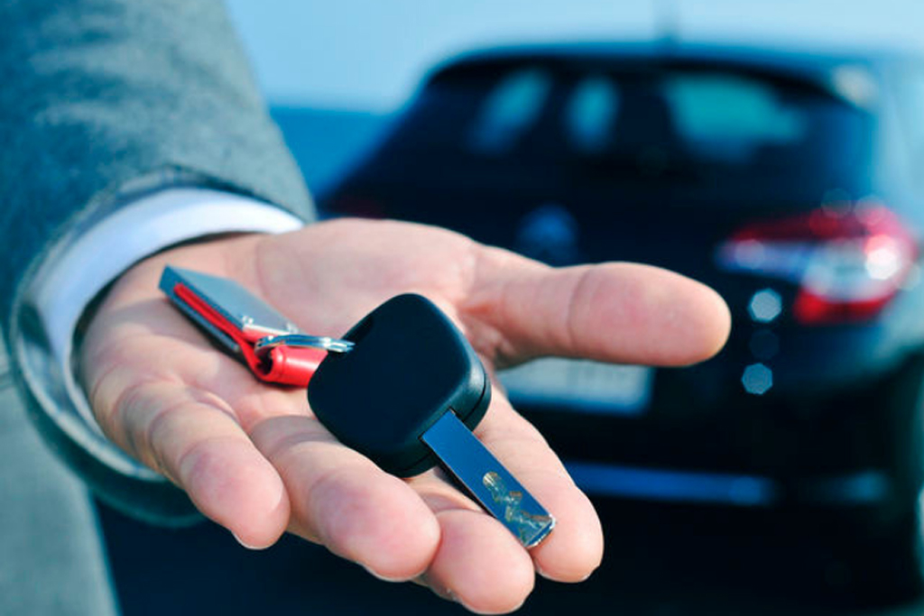 Auto en paisaje con carretera